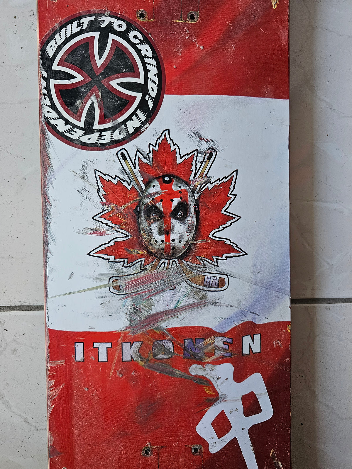 Full grip-taped top with large Independent design